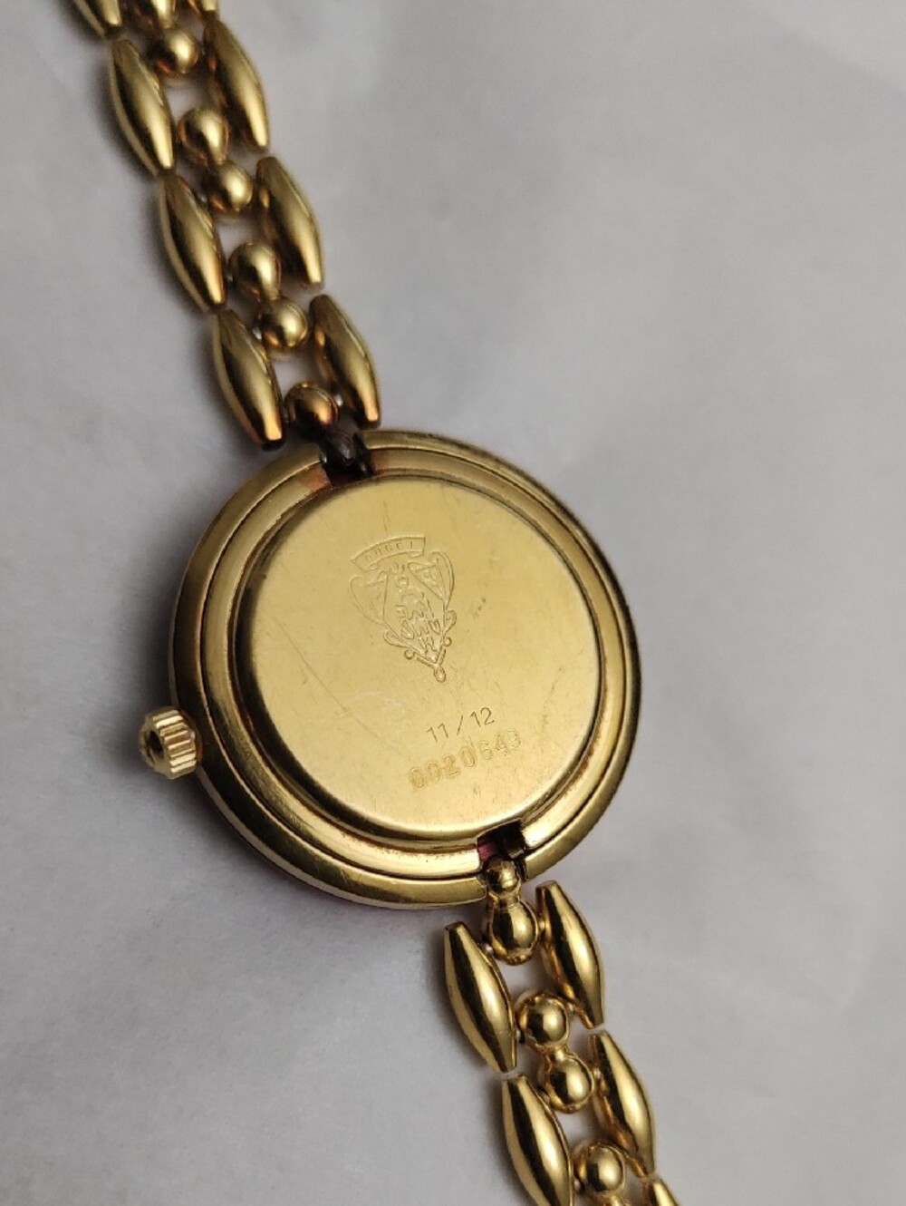 Gucci Gold Chain Bracelet Watch with Metallic Red Bezel - Picture 6 of 7